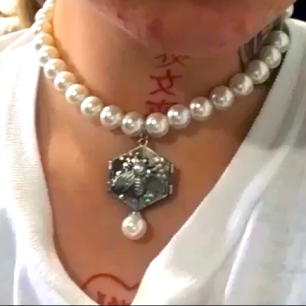 Queen bee pearl choker